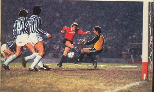 Jugador de Independiente tratando de abatir la portería de Gremio