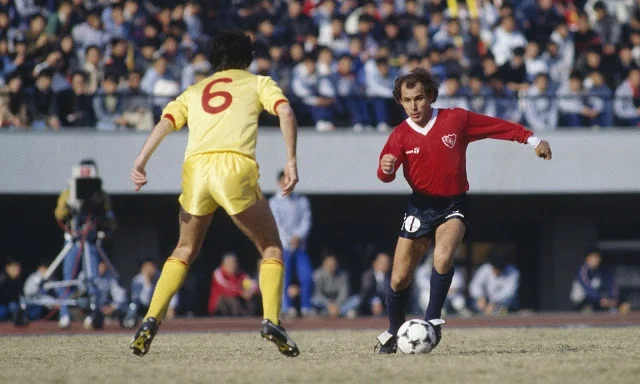 Ricardo Bochini haciendo su magia frente a los jugadores del Liverpool