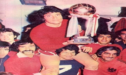 El equipo de 1973 festejando el campeonato internacional del mundo