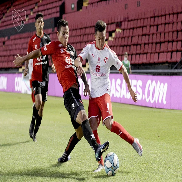 Alan Velasco tratando de ganarle la posición a un jugador de Colón