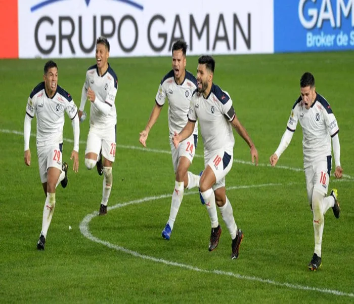 Jugadores de Independiente festejando el triunfo